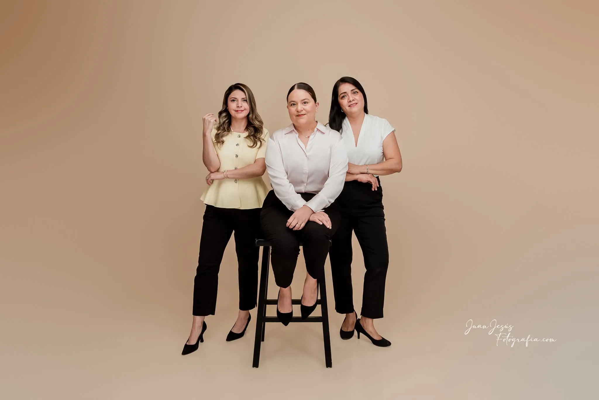 Equipo de Grupo AR Soluciones en sesión casual